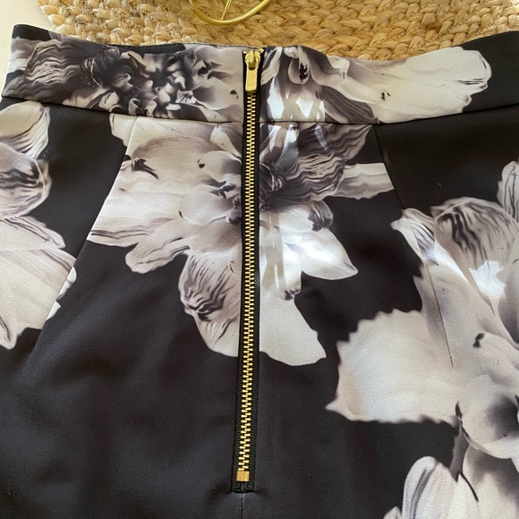 H&M Flower Pencil Skirt size 2. - Picture 2 of 3
